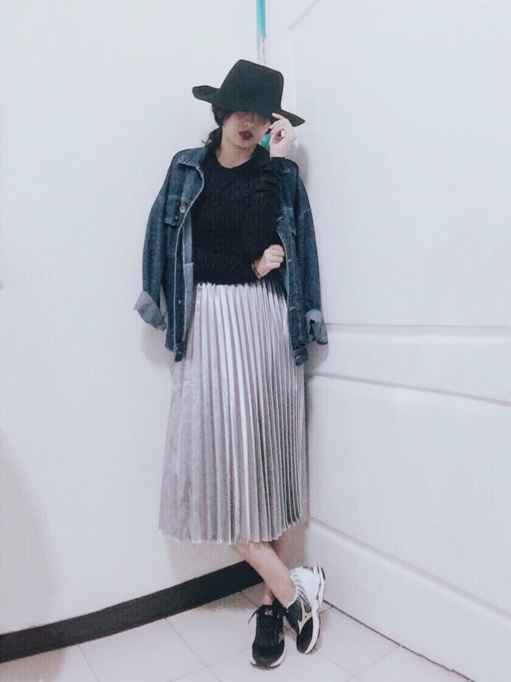 「ootd、outfit、black and white、sneakers、秋のコーデ」｜「MIZUNOのアイテム（スニーカー、ブラック系）」を使った、Sun Weiweiさん（レディース・166cm）の秋コーディネートの1枚目の写真