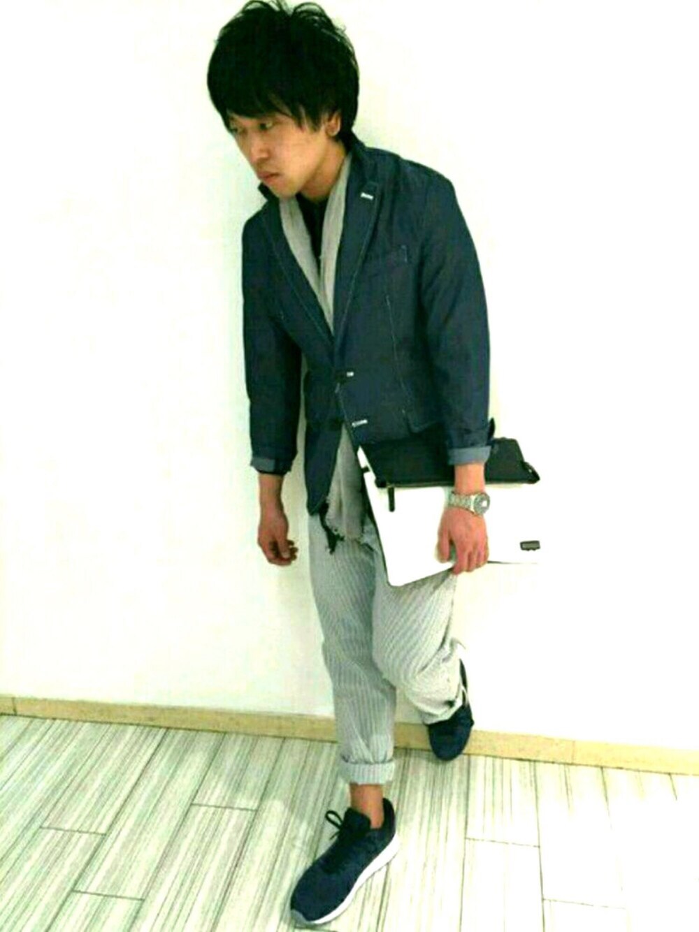 ブルー系のスニーカー、ブルー系のシャツ/ブラウス、ブルー系のテーラードジャケットを着用したメンズの春コーディネートの1枚目の写真