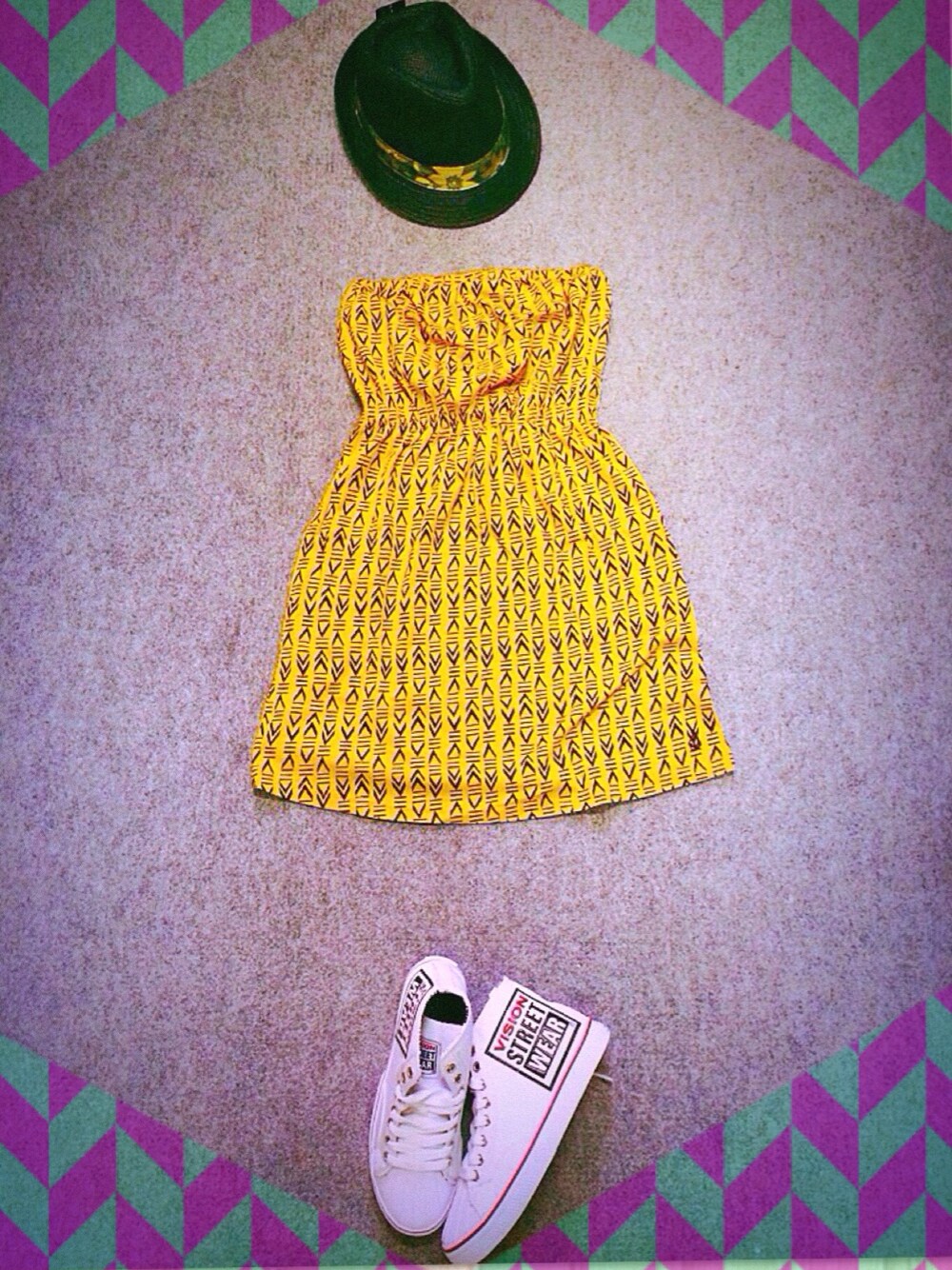 「黄色×白、VISIONSTREETWEAR、VOLCOM、ワンピース、白いスニーカー、SK8　、skateboard、sneakers、girl、フェススタイル」｜「VOLCOMのB1311101（ワンピース、イエロー系）」を使った、△,SS▼R:△さん（レディース・155cm）の夏コーディネートの1枚目の写真