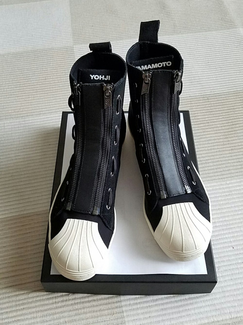 「スニーカー」｜「Y-3のY-3 PRO ZIP（スニーカー、ブラック系）」を使った、YOSHIKI-Tさん（メンズ・170cm）の秋コーディネートの1枚目の写真