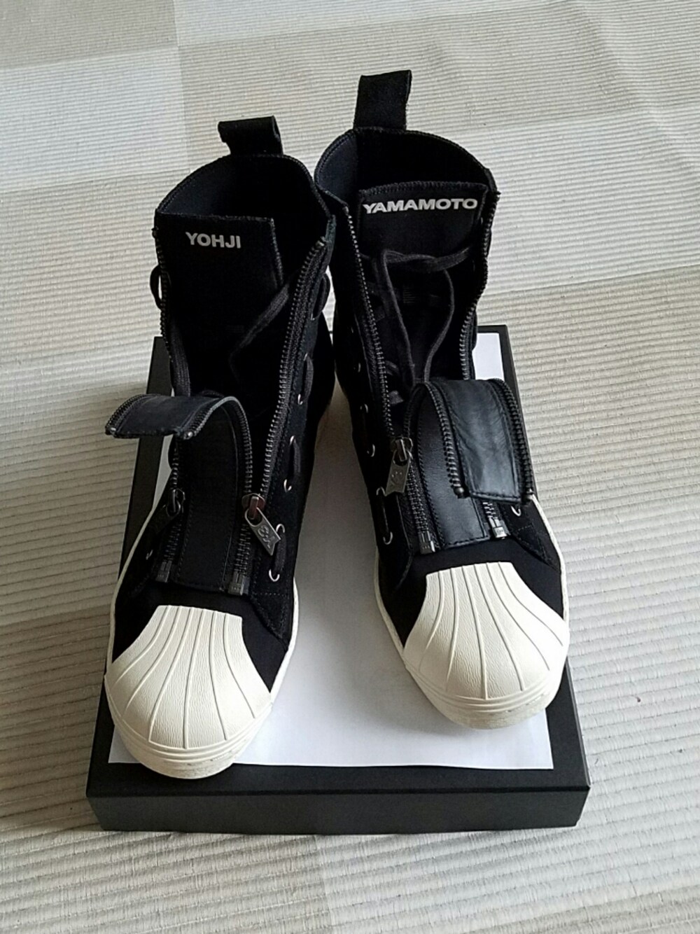 「スニーカー」｜「Y-3のY-3 PRO ZIP（スニーカー、ブラック系）」を使った、YOSHIKI-Tさん（メンズ・170cm）の秋コーディネートの1枚目の写真