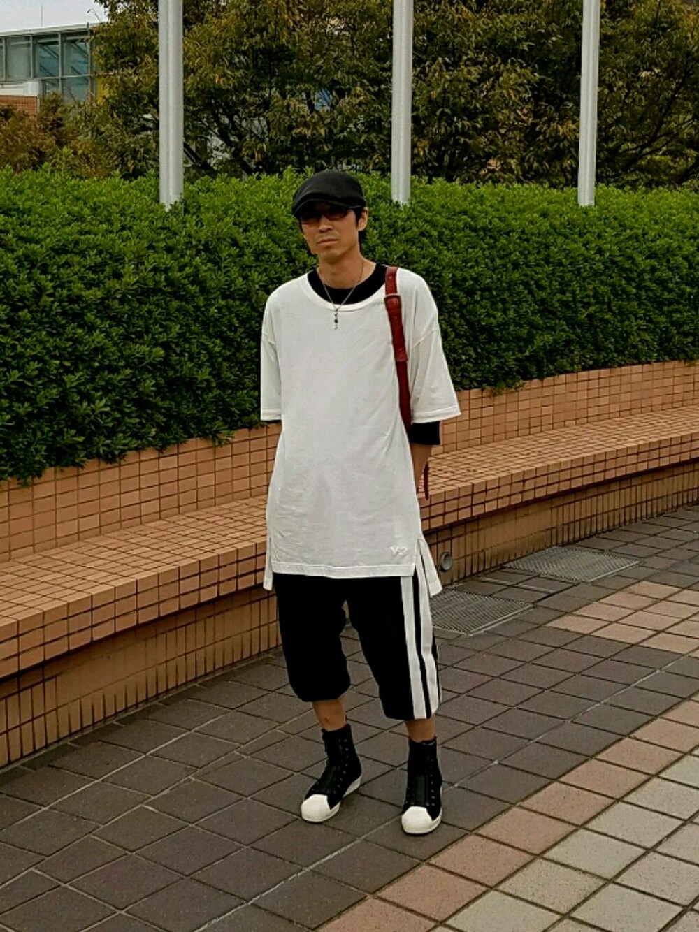 「シャツスタイル、スニーカー」｜「Y-3のM UNISEX T-SHIRT SKETCH 3（Tシャツ/カットソー、ホワイト系）」を使った、YOSHIKI-Tさん（メンズ・170cm）の秋コーディネートの1枚目の写真