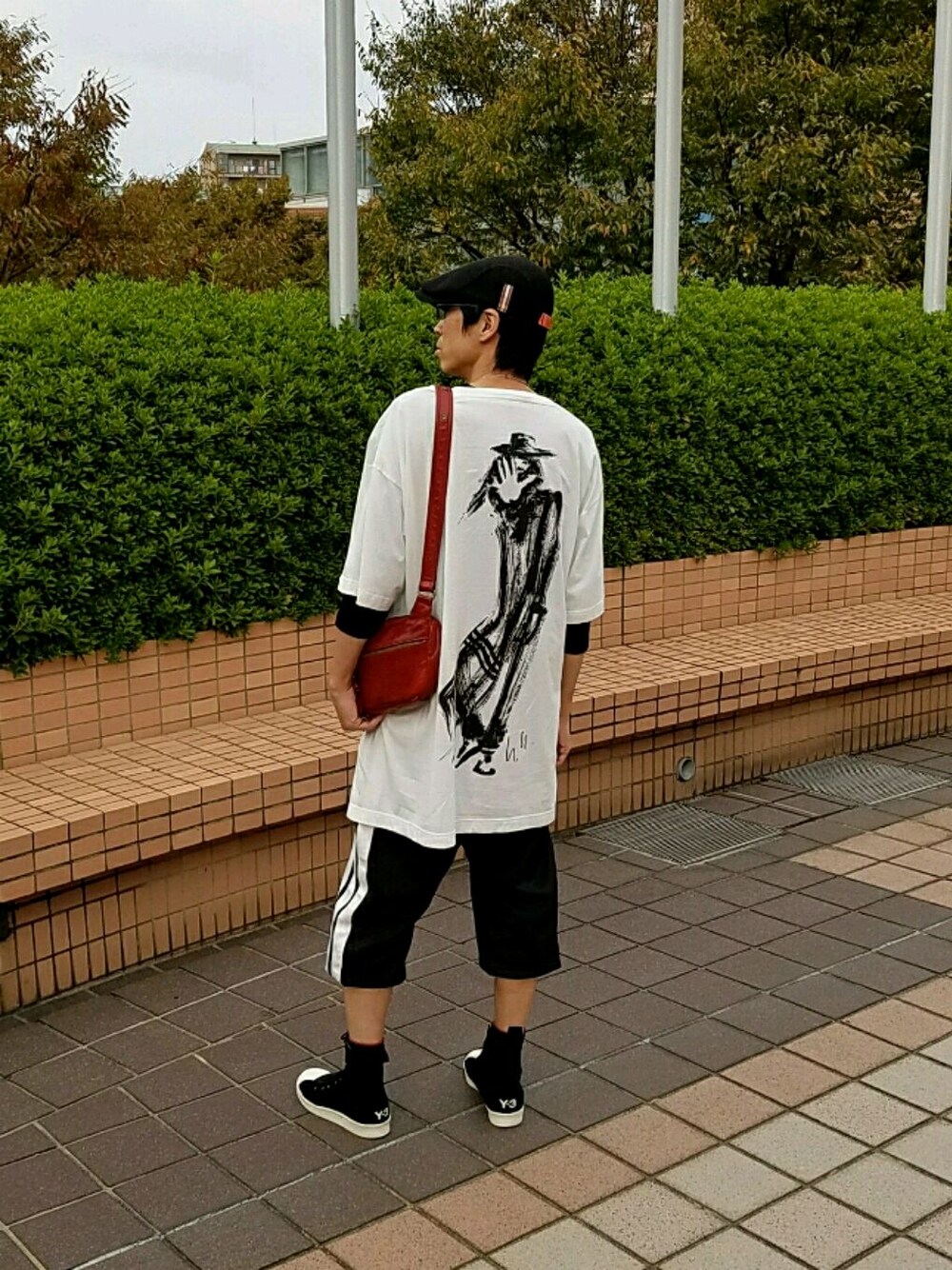 「Y-3のM UNISEX T-SHIRT SKETCH 4（Tシャツ/カットソー、ホワイト系）」を使った、YOSHIKI-Tさん（メンズ・170cm）の秋コーディネートの1枚目の写真