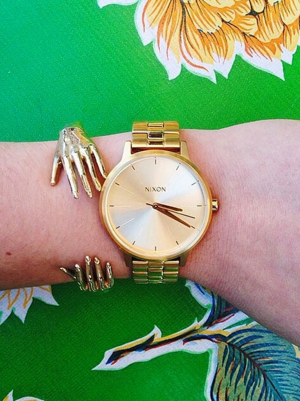 「 #jewelry 、 #bracelet、 #gift、 #nyc、#verameat、 #lady、 #hand、 #cuff」｜「VERAMEATのLady Hand Cuff（ブレスレット、ゴールド系）」を使った、VERAMEATさん（レディース・31cm）の冬コーディネートの1枚目の写真