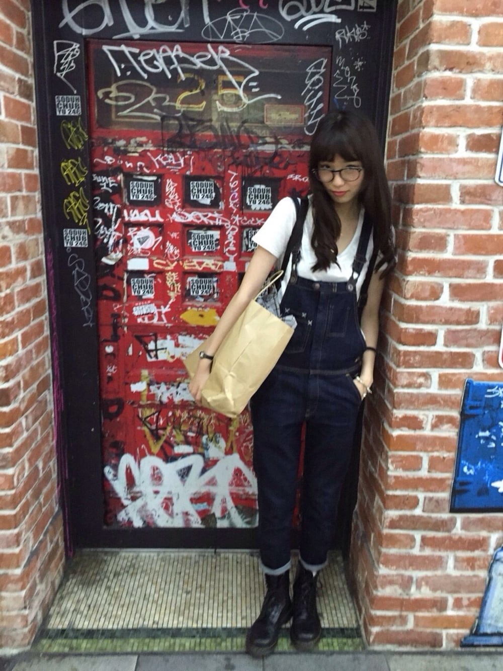 「atmos/atmos girlsのDr.Martens 1460 WOMENS 8EYE BOOT [ドクターマーチン 1460 ウィメンズ 8アイ ブーツ]（ブーツ、ブラック系）」を使った、飯豊まりえさん（メンズ・166cm）の秋コーディネートの1枚目の写真