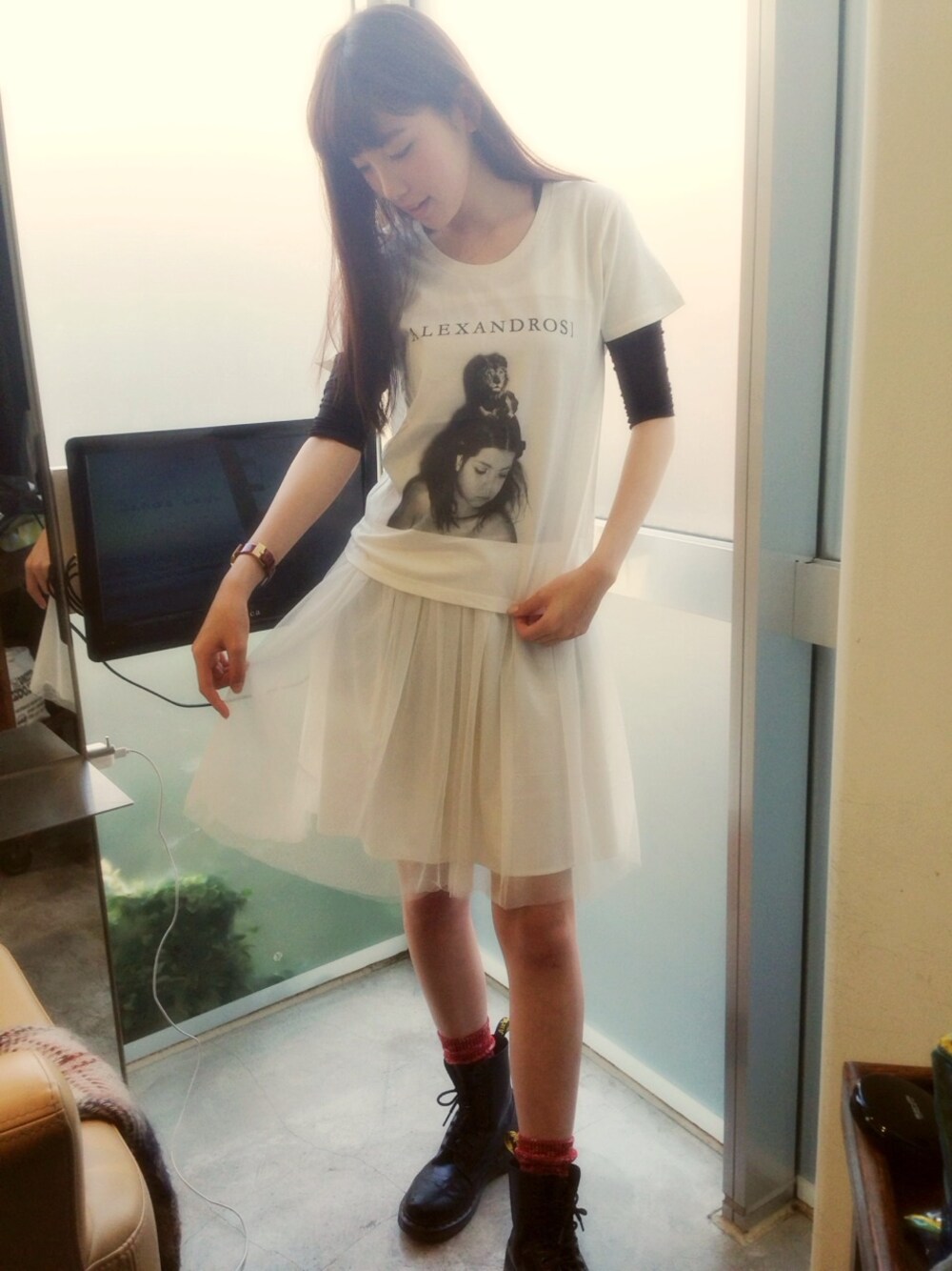 「atmos/atmos girlsのDr.Martens 1460 WOMENS 8EYE BOOT [ドクターマーチン 1460 ウィメンズ 8アイ ブーツ]（ブーツ、ブラック系）」を使った、飯豊まりえさん（レディース・167cm）の秋コーディネートの1枚目の写真