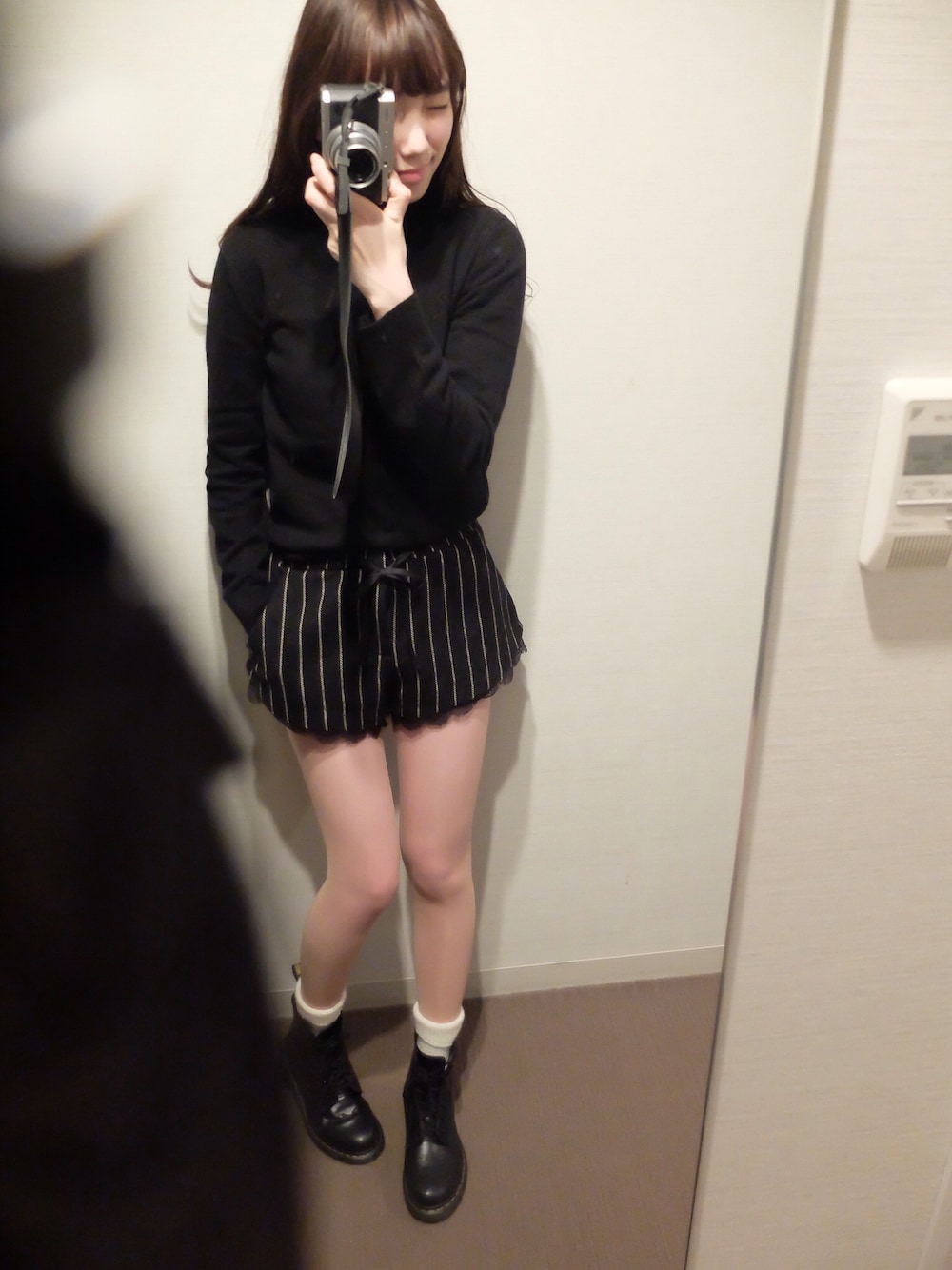 「無地スウェット」｜「Dr. Martensのアイテム（ブーツ、ブラック系）」を使った、飯豊まりえさん（レディース・167cm）の冬コーディネートの1枚目の写真