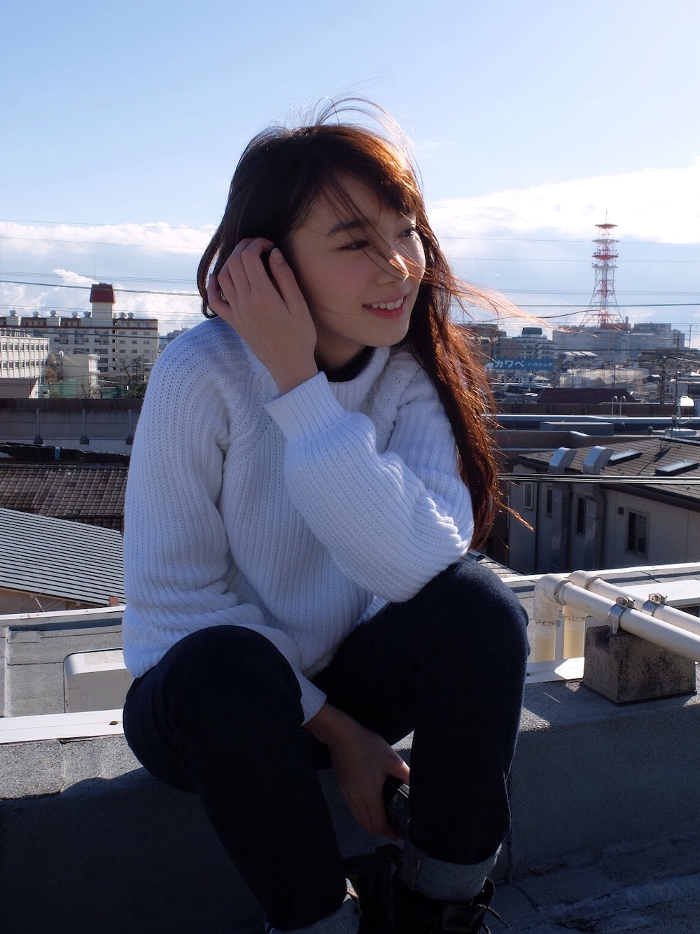 「Dr. Martensのアイテム（ブーツ、ブラック系）」を使った、飯豊まりえさん（レディース・167cm）の冬コーディネートの1枚目の写真