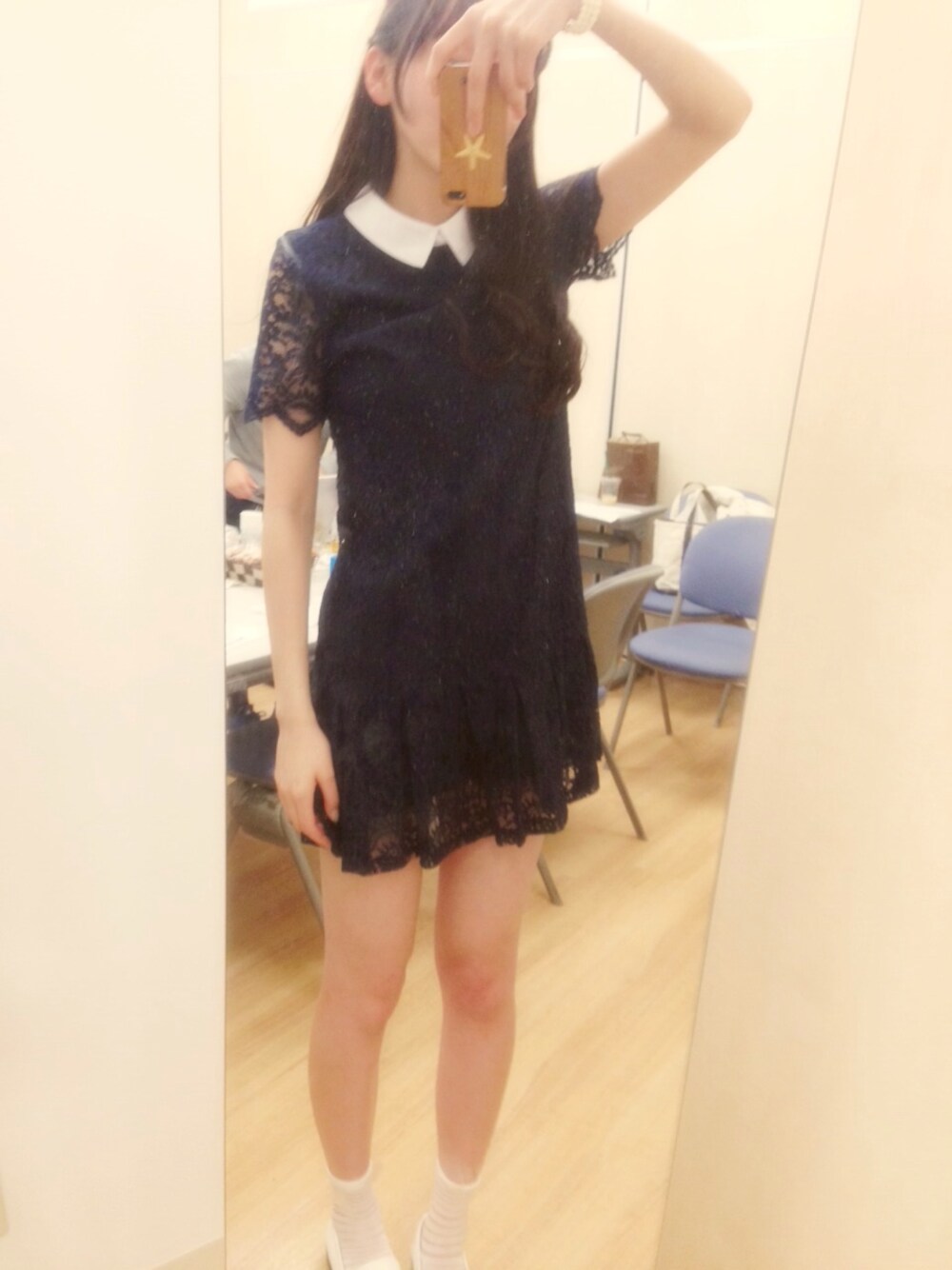「EMODAのアイテム（パンプス、ホワイト系）」を使った、飯豊まりえさん（レディース・167cm）の春コーディネートの1枚目の写真