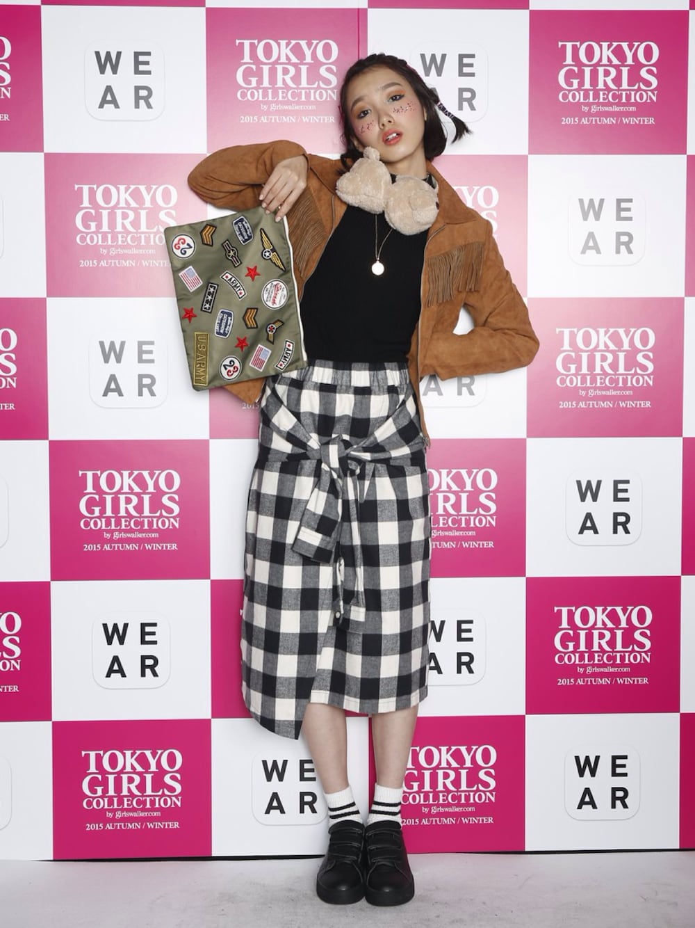 「ブルゾン、クラッチバッグ、フリンジ、ラインソックス、WEAR_TGC2015AW」｜「WEGOのWEGO/ フリンジジャケット（ブルゾン、イエロー系）」を使った、飯豊まりえさん（レディース・167cm）の秋コーディネートの1枚目の写真