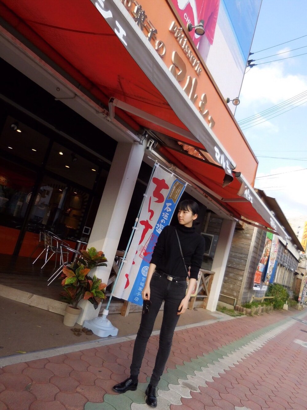 「沖縄旅行」｜「Church'sの・CHURCH'S SHANNON2WR POLISHED BINDER（ドレスシューズ、ブラック系）」を使った、飯豊まりえさん（レディース・167cm）の冬コーディネートの1枚目の写真