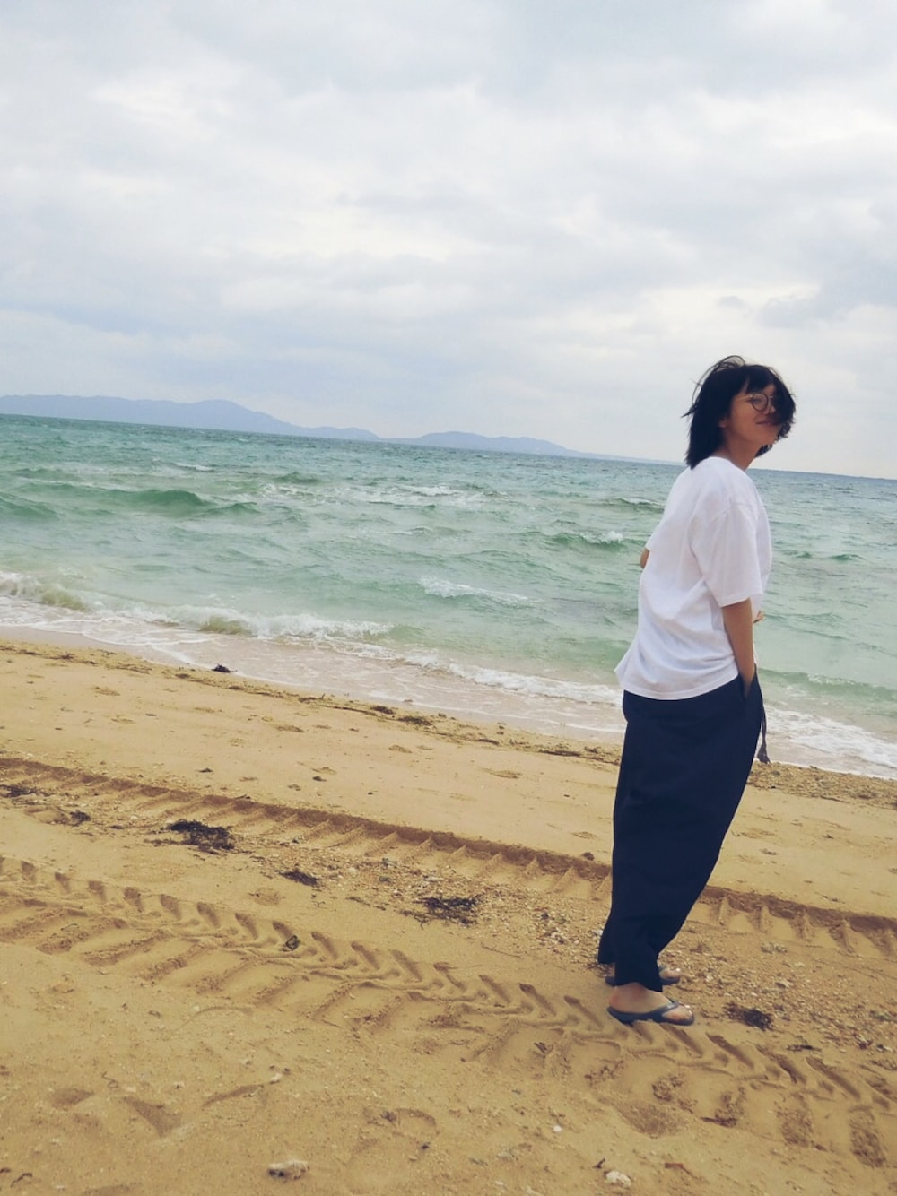 「沖縄旅行」｜「Edwina Horlのアイテム（スラックス、ブルー系）」を使った、飯豊まりえさん（レディース・167cm）の冬コーディネートの1枚目の写真