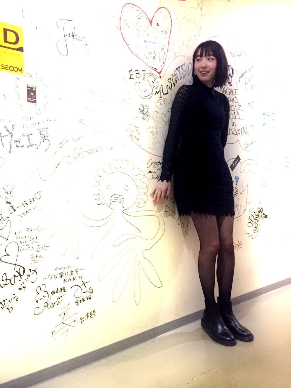 「DIESELのアイテム（ワンピース、ブラック系）」を使った、飯豊まりえさん（レディース・167cm）の冬コーディネートの1枚目の写真