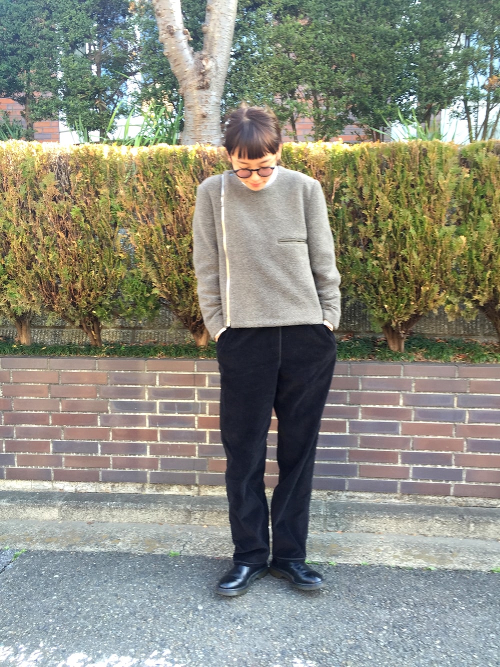 「ロケ現場」｜「Edwina Horlのアイテム（その他アウター、グレー系）」を使った、飯豊まりえさん（レディース・167cm）の冬コーディネートの1枚目の写真