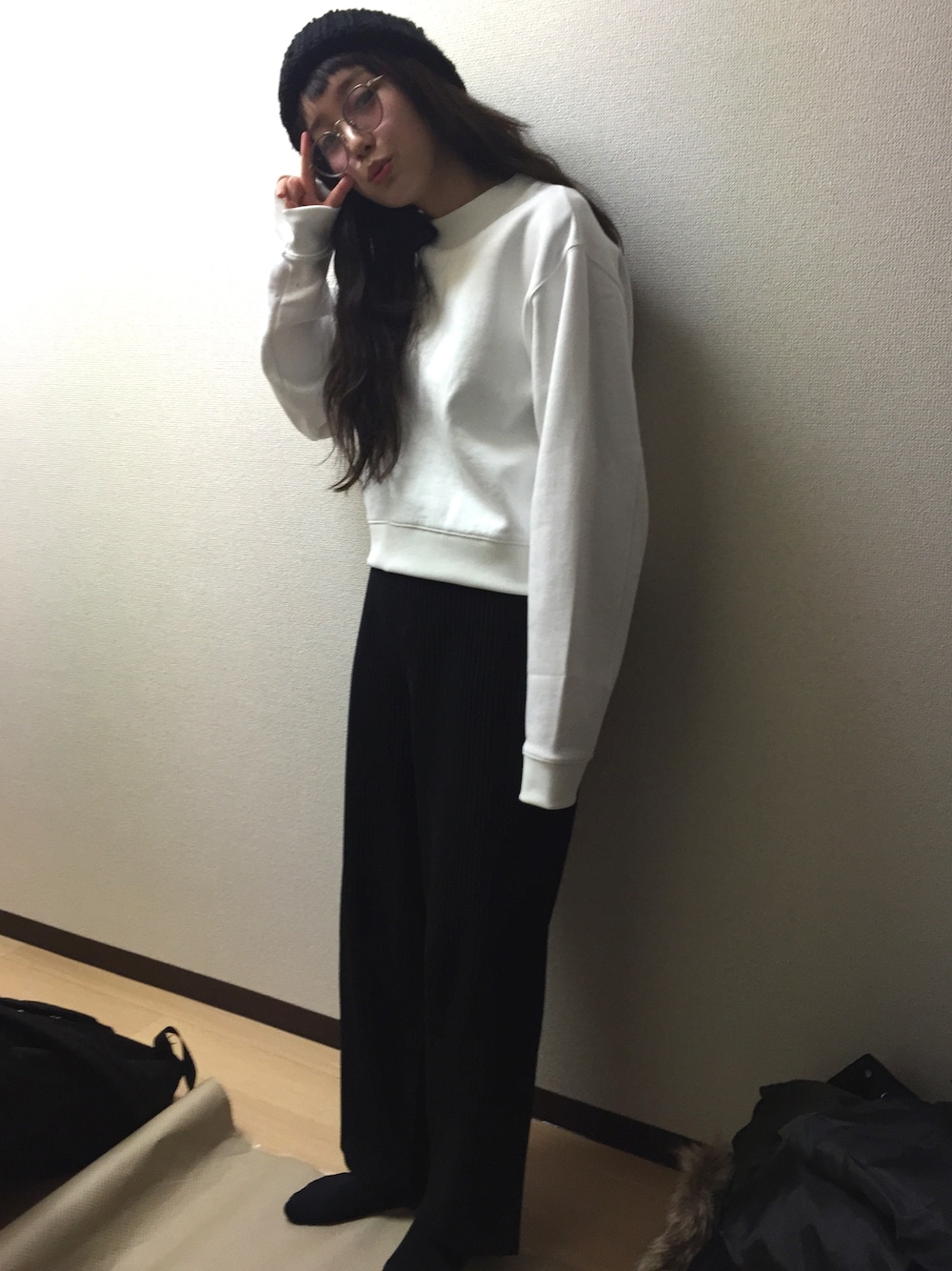 「Acne Studiosのアイテム（スウェット、ホワイト系）」を使った、飯豊まりえさん（レディース・167cm）の冬コーディネートの1枚目の写真