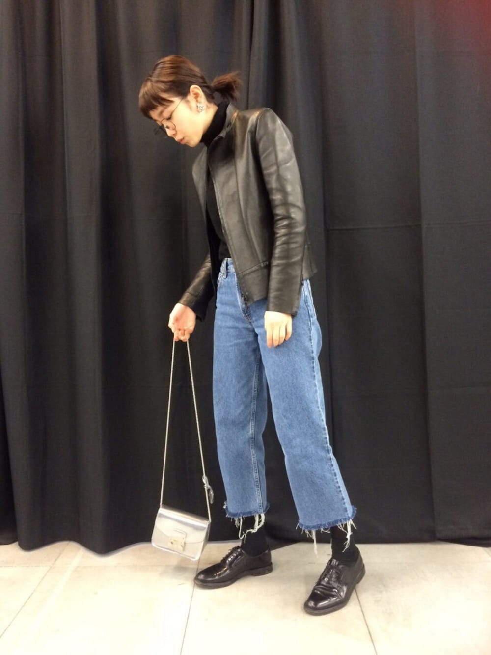 「Church'sのアイテム（ドレスシューズ、ブラック系）」を使った、飯豊まりえさん（レディース・167cm）の春コーディネートの1枚目の写真