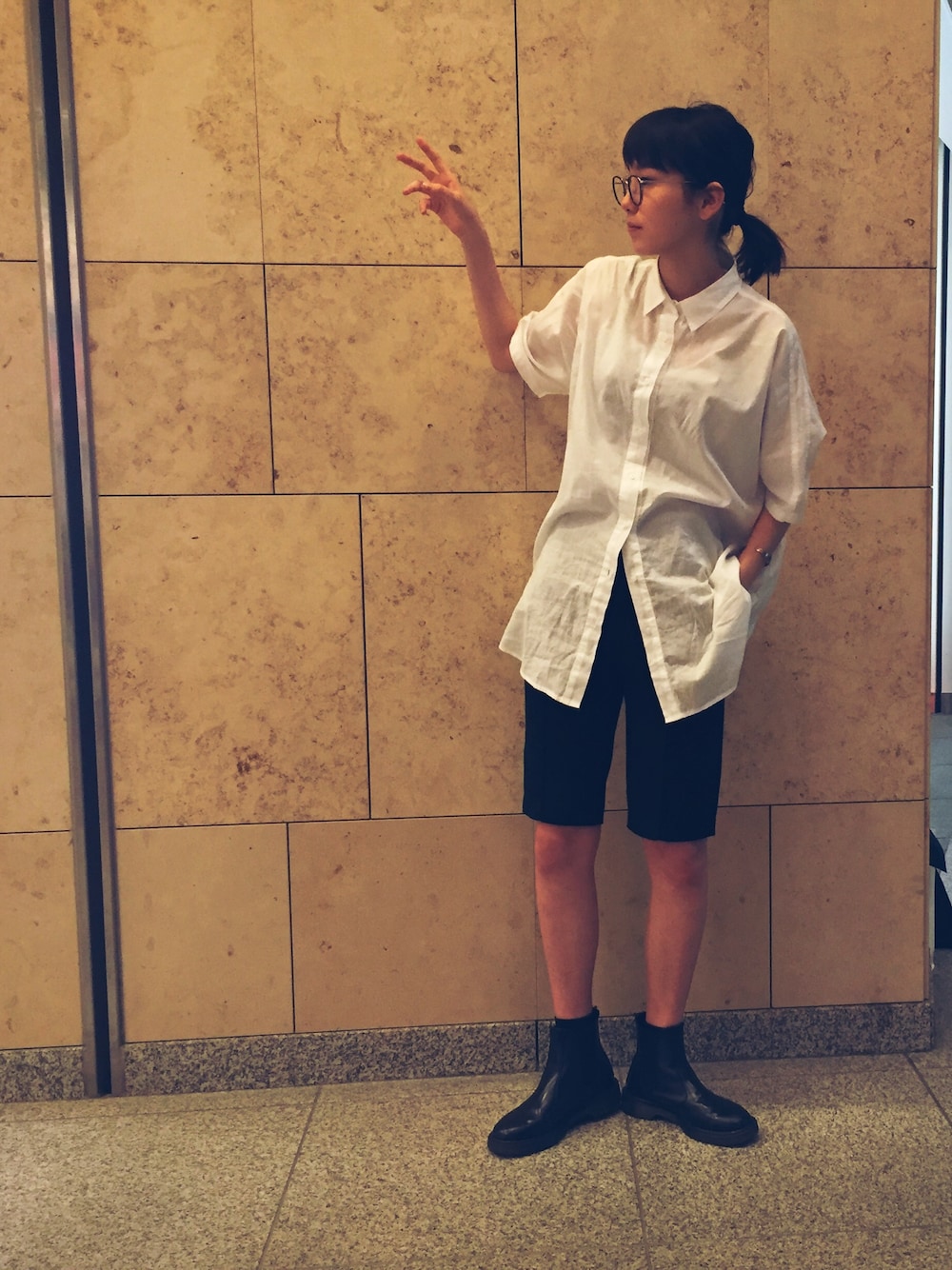 「Dr. Martensのアイテム（ブーツ、ブラック系）」を使った、飯豊まりえさん（レディース・167cm）の春コーディネートの1枚目の写真