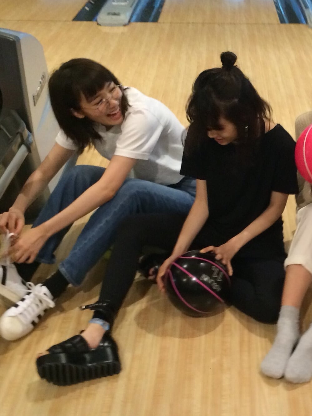 「Acne Studiosのアイテム（デニムパンツ、ブルー系）」を使った、飯豊まりえさん（レディース・167cm）の春コーディネートの1枚目の写真