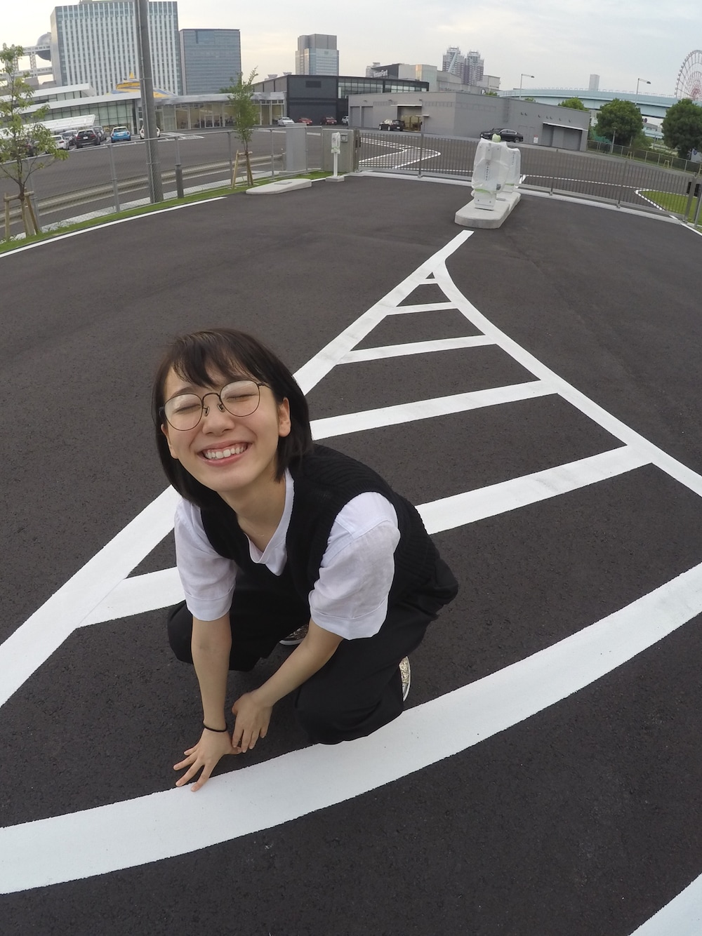 「miu miuのアイテム（スニーカー、ゴールド系）」を使った、飯豊まりえさん（レディース・167cm）の春コーディネートの1枚目の写真