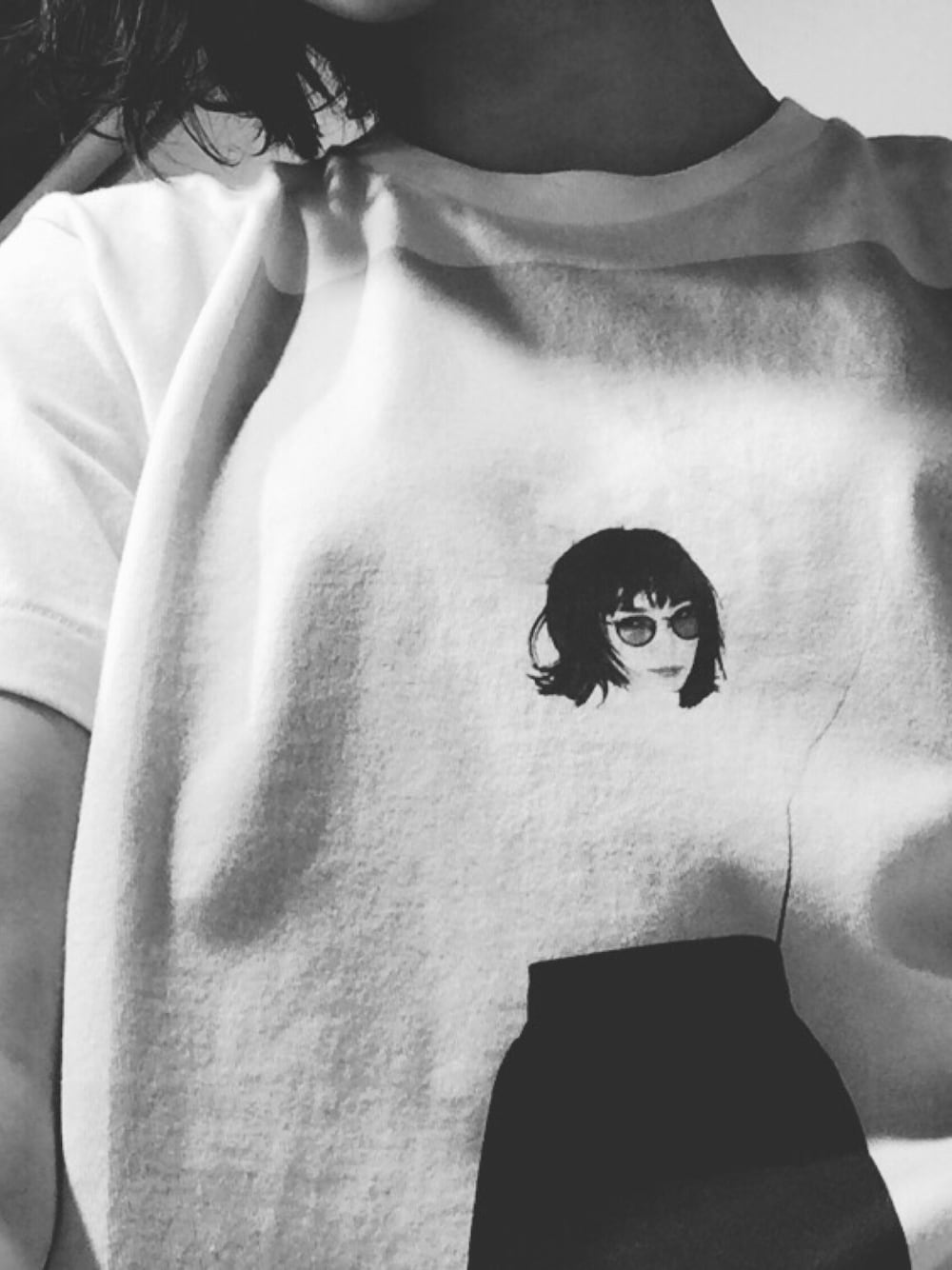 「UNIQLOのアイテム（Tシャツ/カットソー、ホワイト系）」を使った、飯豊まりえさん（レディース・167cm）の春コーディネートの1枚目の写真