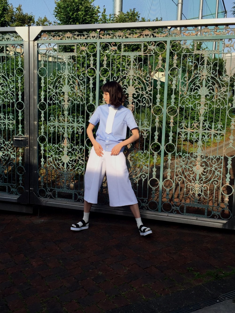 「HYKEのアイテム（その他パンツ、ホワイト系）」を使った、飯豊まりえさん（レディース・167cm）の夏コーディネートの1枚目の写真