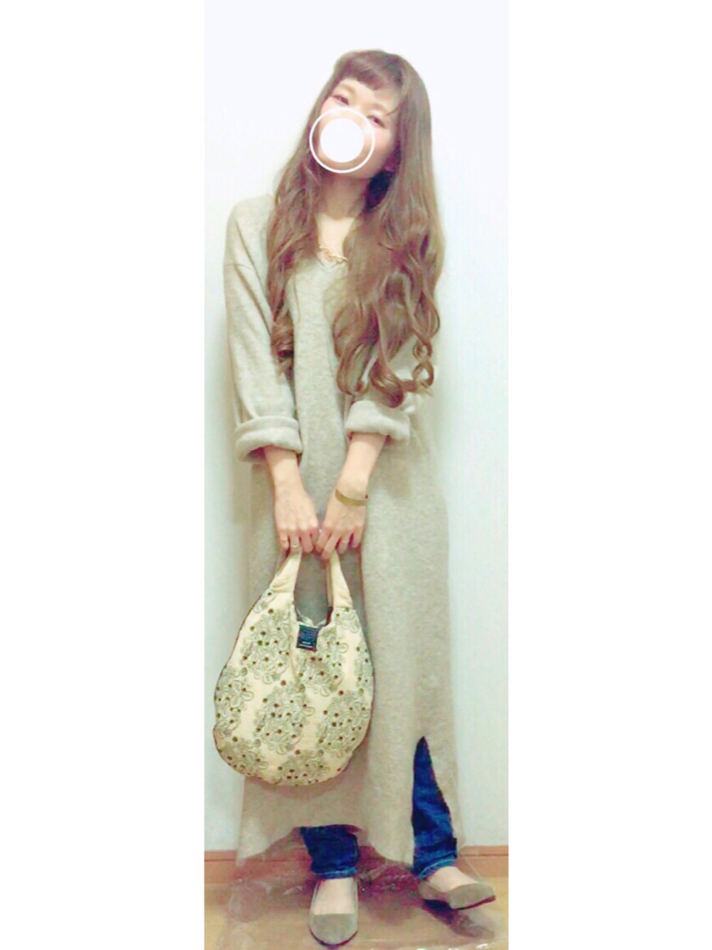 ベージュ系のワンピース、ベージュ系のパンプス、ベージュ系のハンドバッグを着用したレディースの秋コーディネートの1枚目の写真