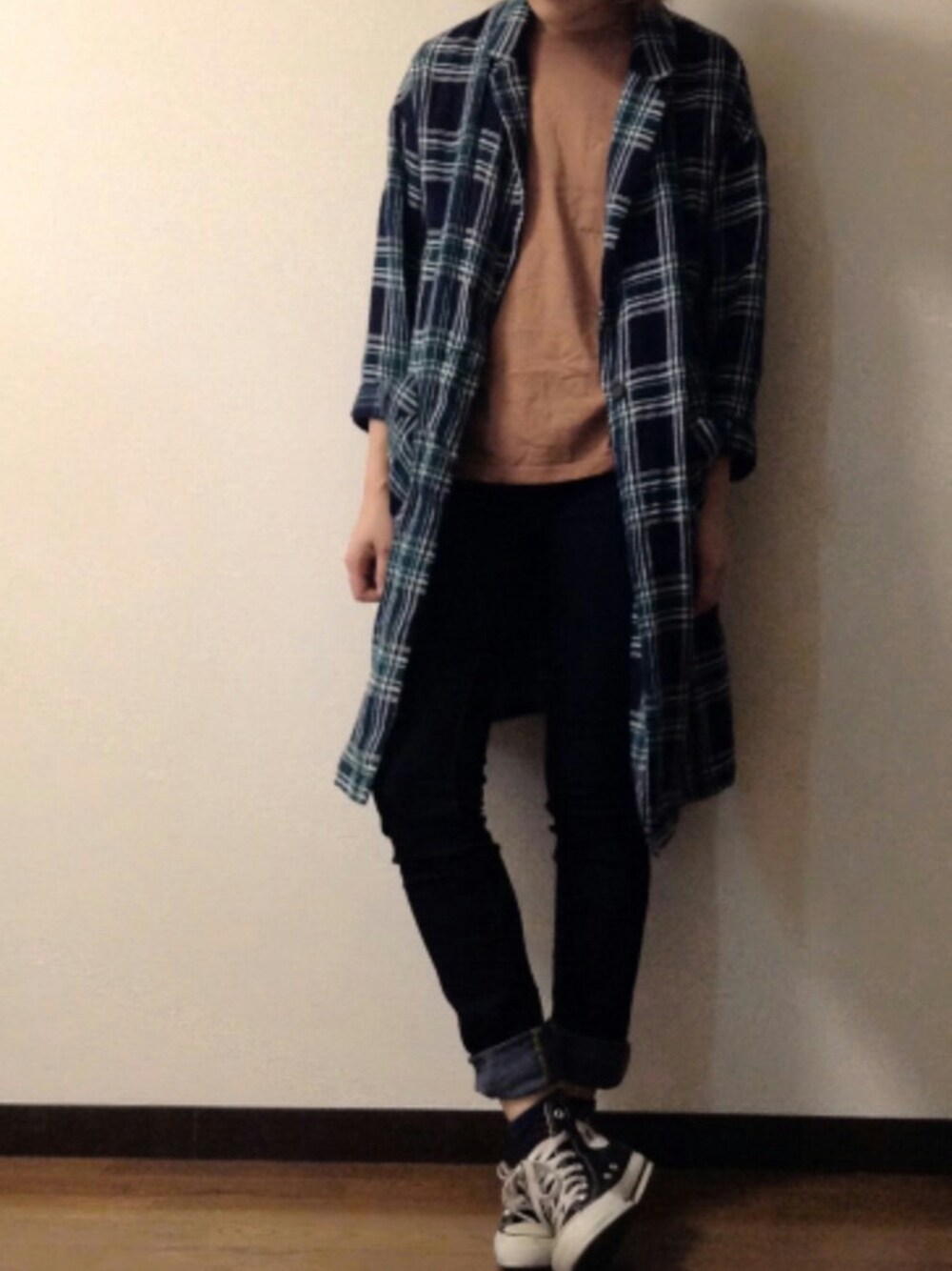 ブラック系のスニーカー、ブルー系のパンツ、ブルー系のチェスターコートを着用したレディースの秋コーディネートの1枚目の写真