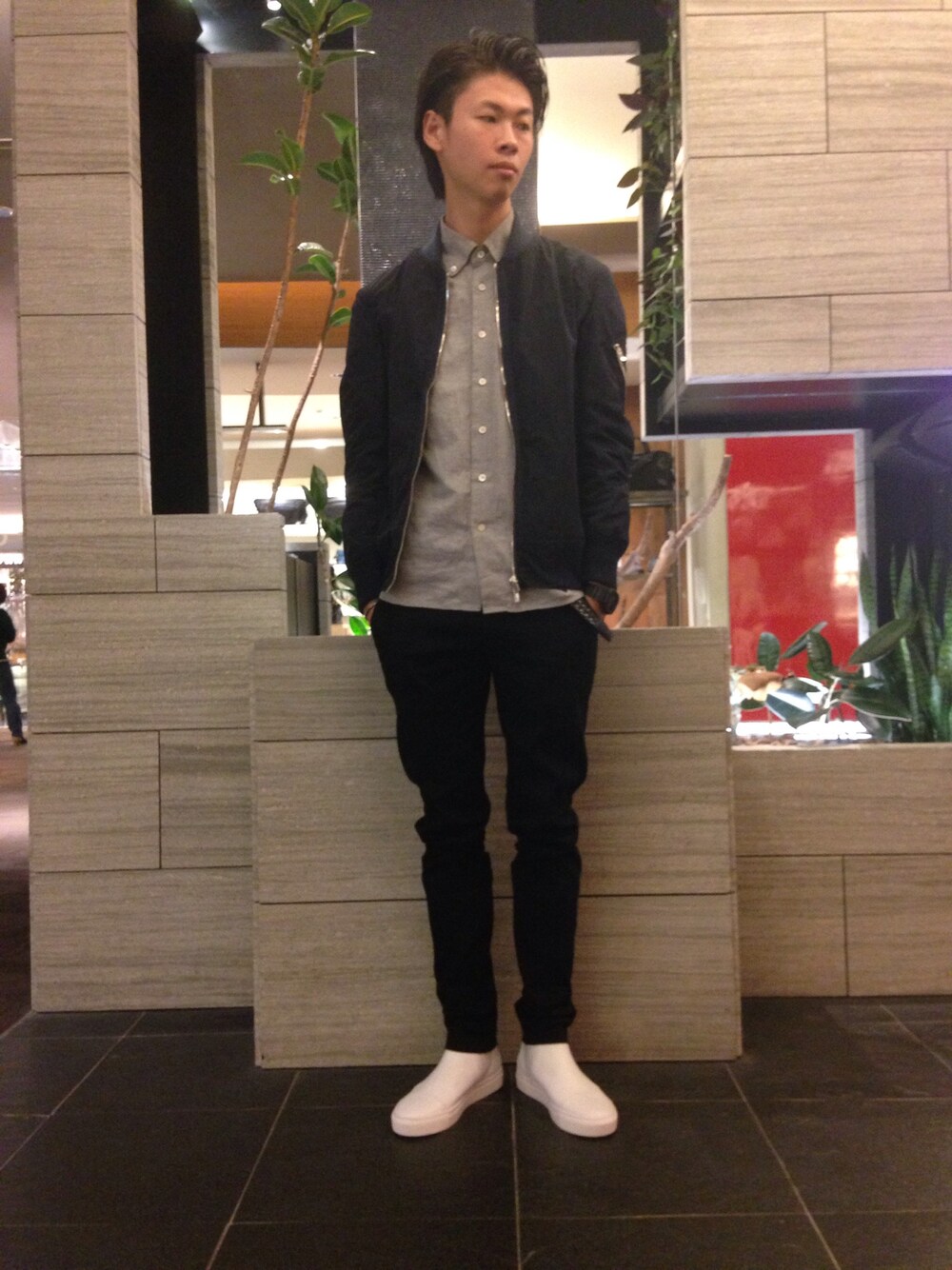 ブルー系のブルゾン、グレー系のシャツ/ブラウス、ホワイト系のスニーカーを着用したメンズの秋コーディネートの1枚目の写真