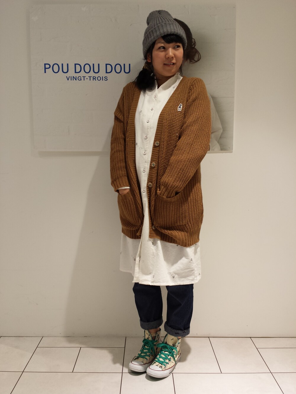 ワンピース、カーディガン/ボレロ、チノパンツを着用したレディースの秋コーディネートの1枚目の写真