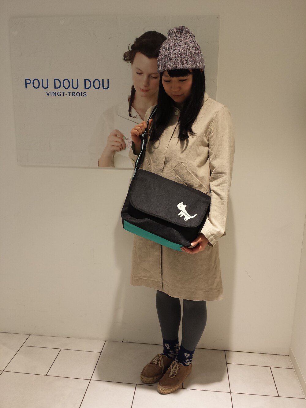 「pou dou dou、メッセンジャーバッグ、春アイテム」｜「POU DOU DOUのナイロンにゃんこプリントメッセンジャーL（メッセンジャーバッグ、ブラック系）」を使った、おおさわさん（レディース・159cm）の春コーディネートの1枚目の写真