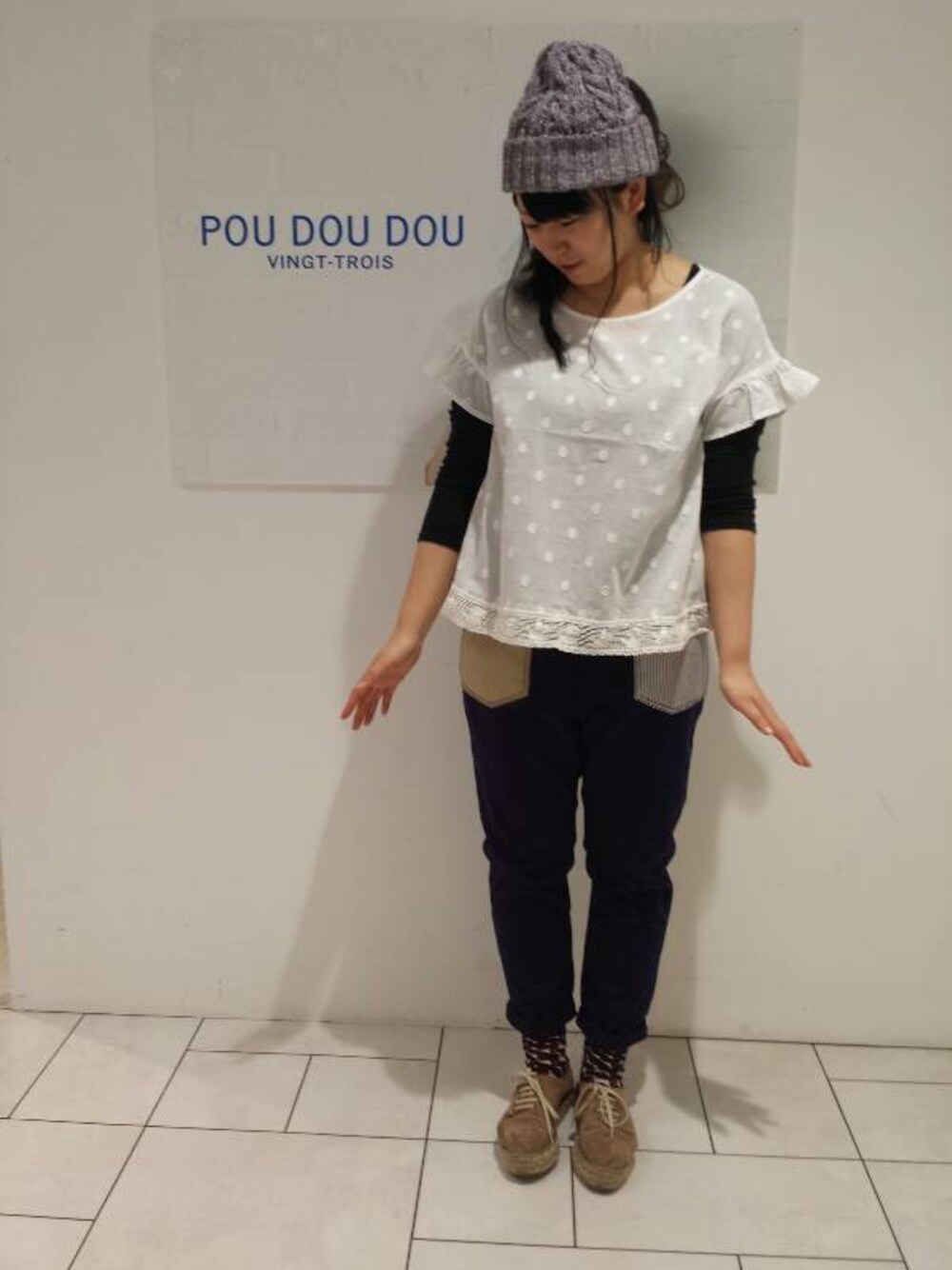 ブルー系のチノパンツ、ホワイト系のシャツ/ブラウスを着用したレディースの春コーディネートの1枚目の写真