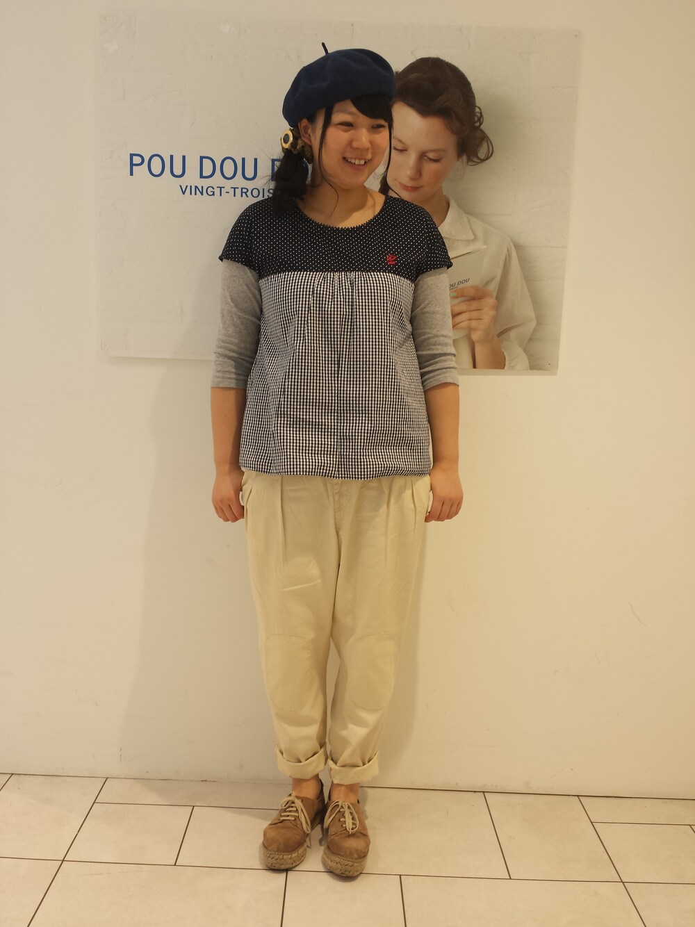 「白ボトム、pou dou dou、限定」｜「POU DOU DOUの池袋店限定ブラウス（シャツ/ブラウス、ブルー系）」を使った、おおさわさん（レディース・159cm）の春コーディネートの1枚目の写真