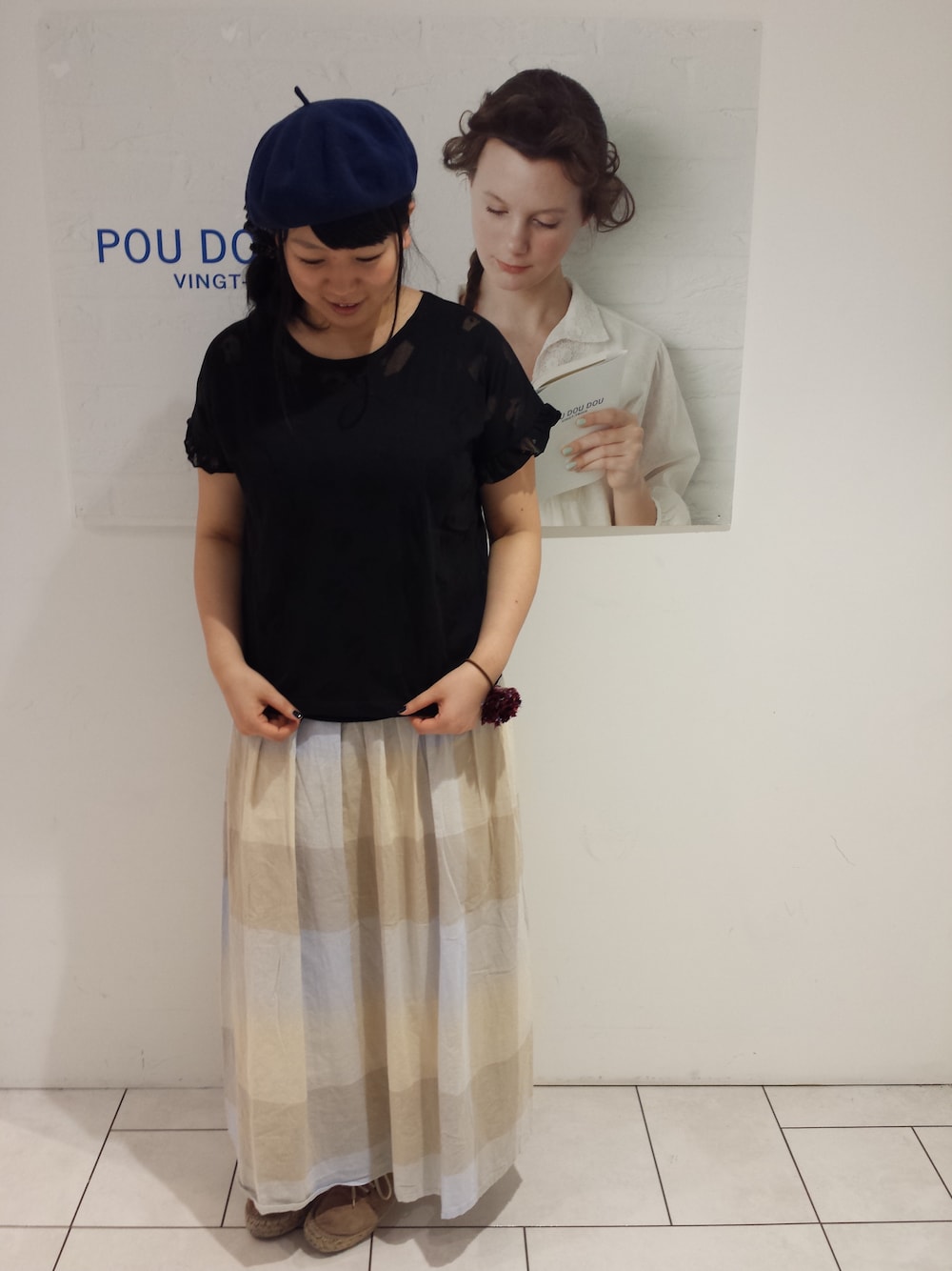 「チェック、ベージュ、ロングスカート、pou dou dou、ロングスカートの集い、オパール加工」｜「POU DOU DOUのオパールprintフリルTシャツ（Tシャツ/カットソー、ブラック系）」を使った、おおさわさん（レディース・159cm）の春コーディネートの1枚目の写真