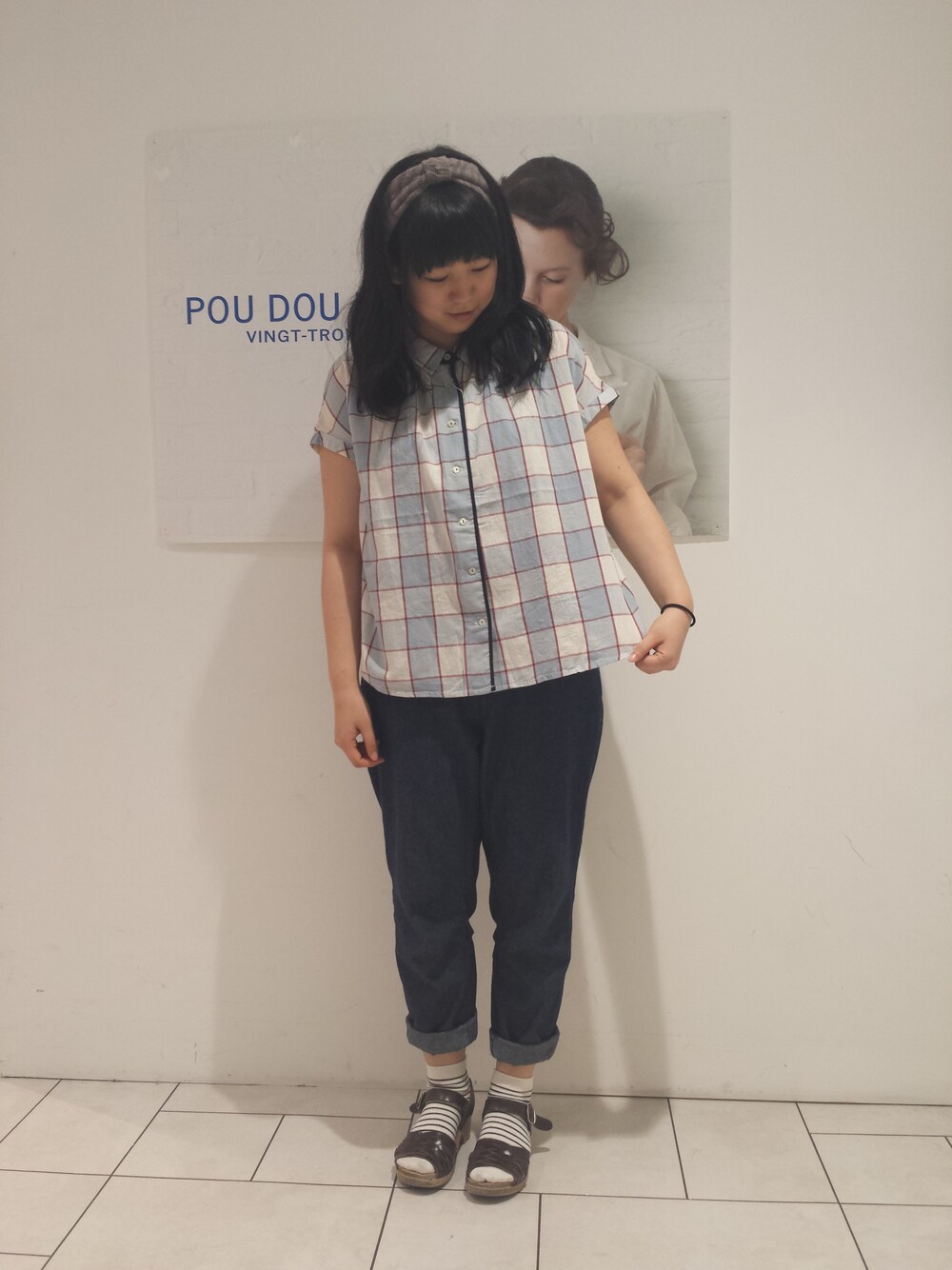 「チェックシャツ、pou dou dou、ゆるデニム」｜「POU DOU DOUの配色ポケットゆるパンツ（その他パンツ、ブルー系）」を使った、おおさわさん（レディース・159cm）の夏コーディネートの1枚目の写真