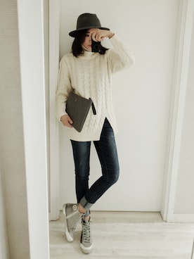 「アイテム（クラッチバッグ、グレー系）」を使った、NIPONJJUYAさん（レディース・165cm）の冬コーディネート