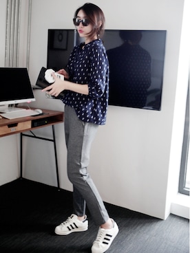 「アイテム（クラッチバッグ）」を使った、NIPONJJUYAさん（レディース・165cm）の冬コーディネート