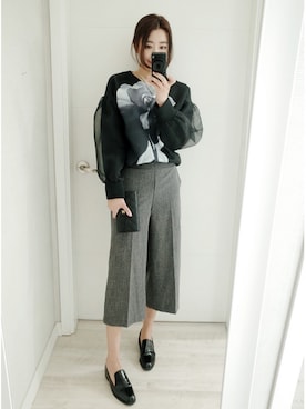 「フラワープリント」｜「アイテム（スラックス）」を使った、NIPONJJUYAさん（レディース・165cm）の春コーディネート