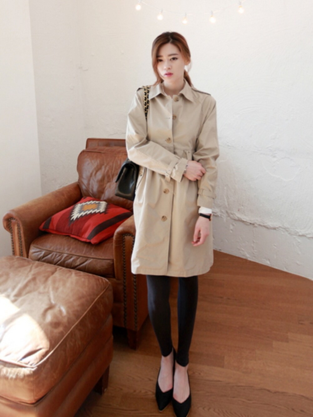 ベージュ系のトレンチコート、ホワイト系のTシャツ/カットソー、ブラック系のその他シューズを着用したレディースの春コーディネートの1枚目の写真