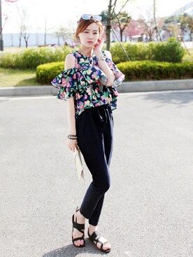 「ショルダーカットアウト」｜NIPONJJUYAさん（レディース・165cm）の春コーディネート