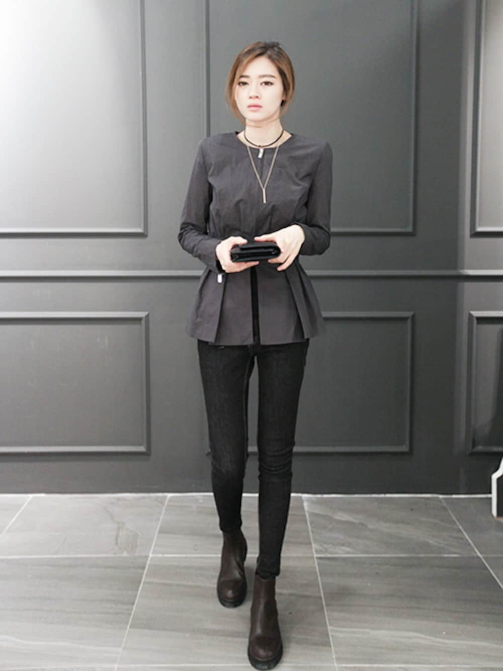 グレー系のその他アウター、グレー系のデニムパンツを着用したレディースの夏コーディネートの1枚目の写真