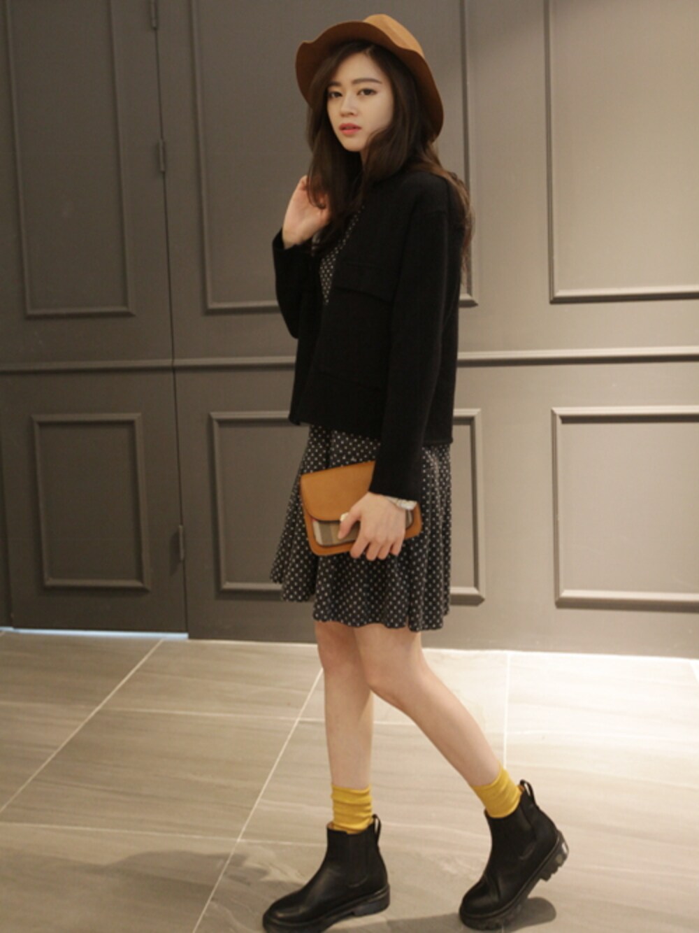 ブラック系のその他アウター、グレー系のワンピース、ブラウン系のショルダーバッグを着用したレディースの秋コーディネートの1枚目の写真