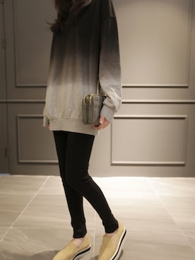 「スウェットワンピース」｜「アイテム（その他シューズ）」を使った、NIPONJJUYAさん（レディース・165cm）の秋コーディネート