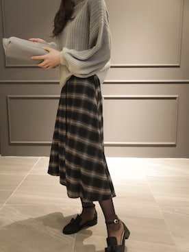 「アイテム（クラッチバッグ、グレー系）」を使った、NIPONJJUYAさん（レディース・165cm）の秋コーディネート