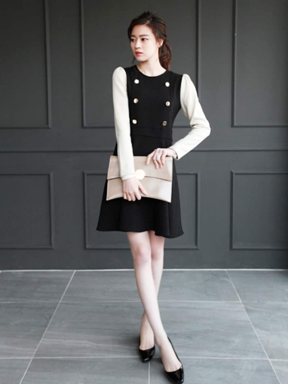 ブラック系のワンピース、ベージュ系のバングル/リストバンド、シルバー系のリングを着用したレディースの春コーディネートの1枚目の写真