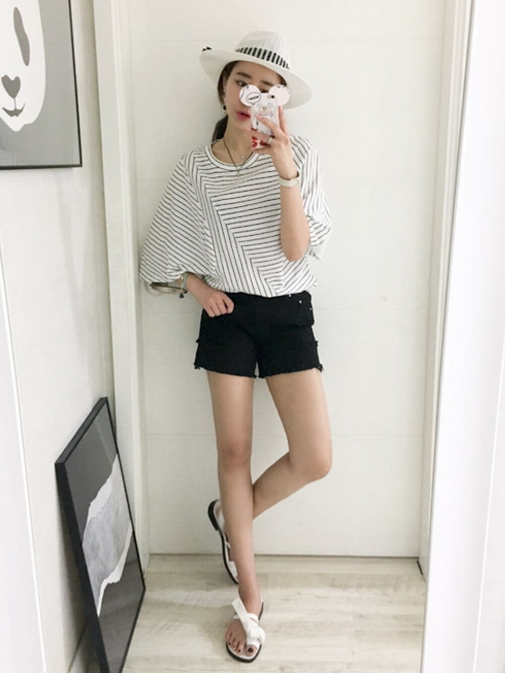 ホワイト系のTシャツ/カットソー、ブラック系のその他パンツ、ホワイト系のサンダルを着用したレディースの春コーディネートの1枚目の写真