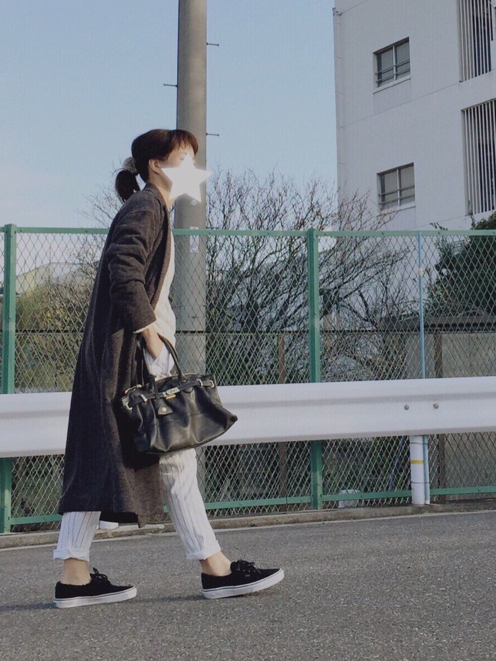 グレー系のジャケット/アウター、ホワイト系のニット/セーター、ホワイト系のその他パンツを着用したレディースの秋コーディネートの1枚目の写真