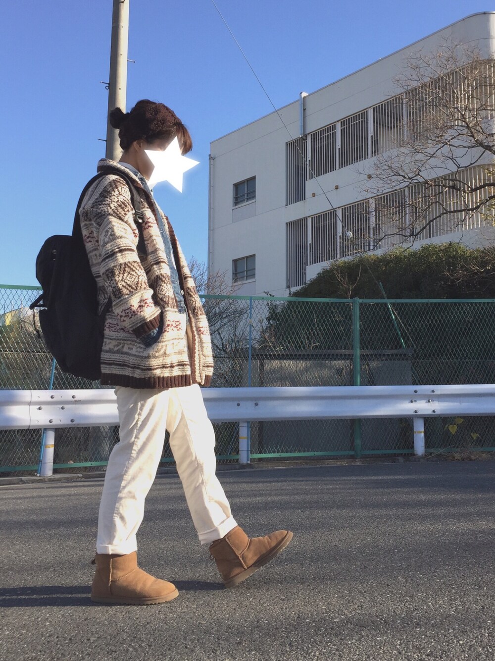 ベージュ系のニット/セーター、ブルー系のデニムジャケット、ホワイト系のトップスを着用したレディースの冬コーディネートの1枚目の写真