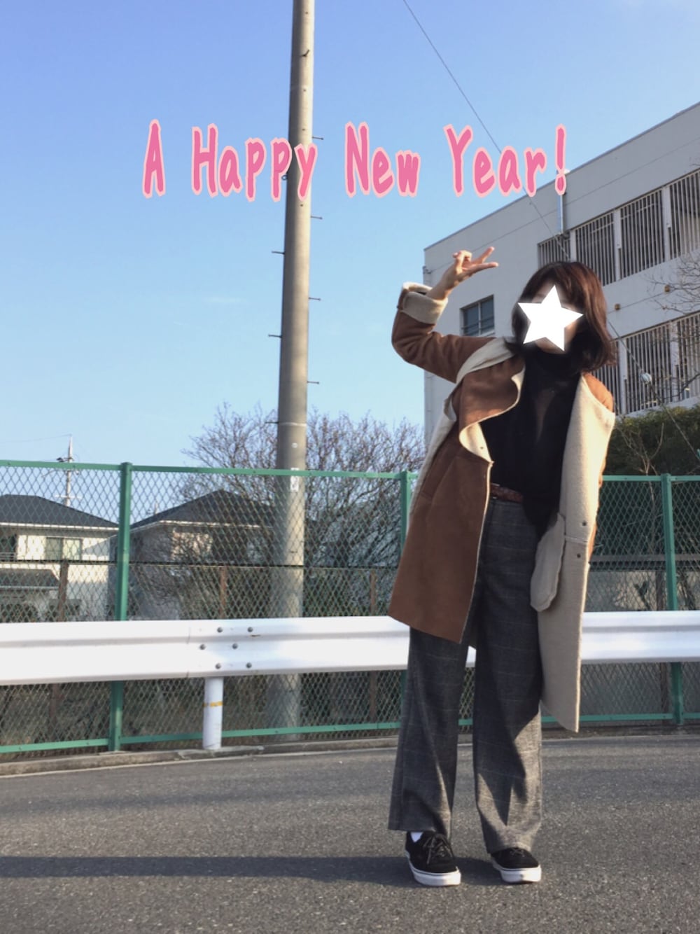 ブラウン系のジャケット/アウター、ブラック系のトップス、グレー系のパンツを着用したレディースの冬コーディネートの1枚目の写真