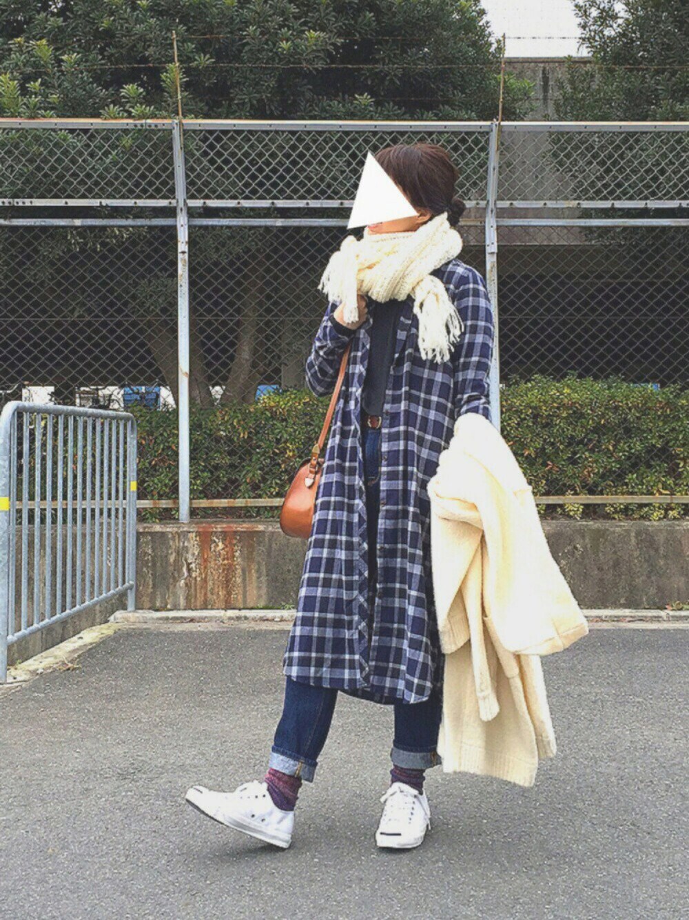 ブルー系のワンピース、ブラック系のトップス、ブルー系のパンツを着用したレディースの冬コーディネートの1枚目の写真