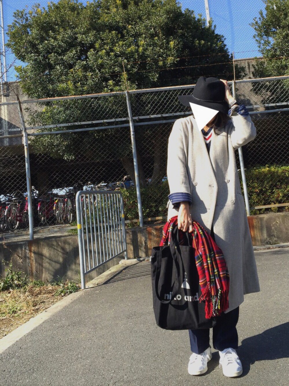 グレー系のノーカラージャケット、ブルー系のトップス、ブルー系のパンツを着用したレディースの冬コーディネートの1枚目の写真